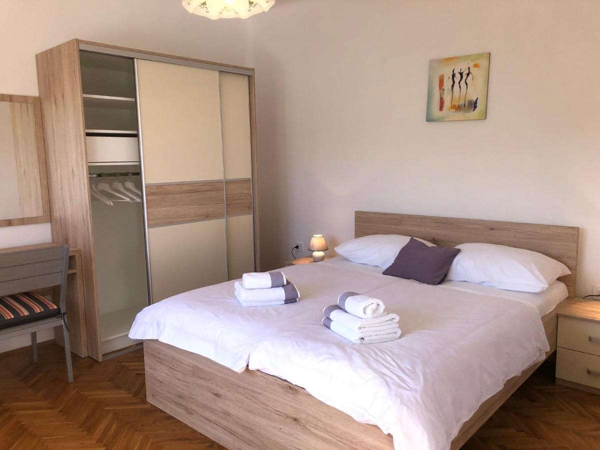 Apartments Mikelic Kampor Eksteriør bilde