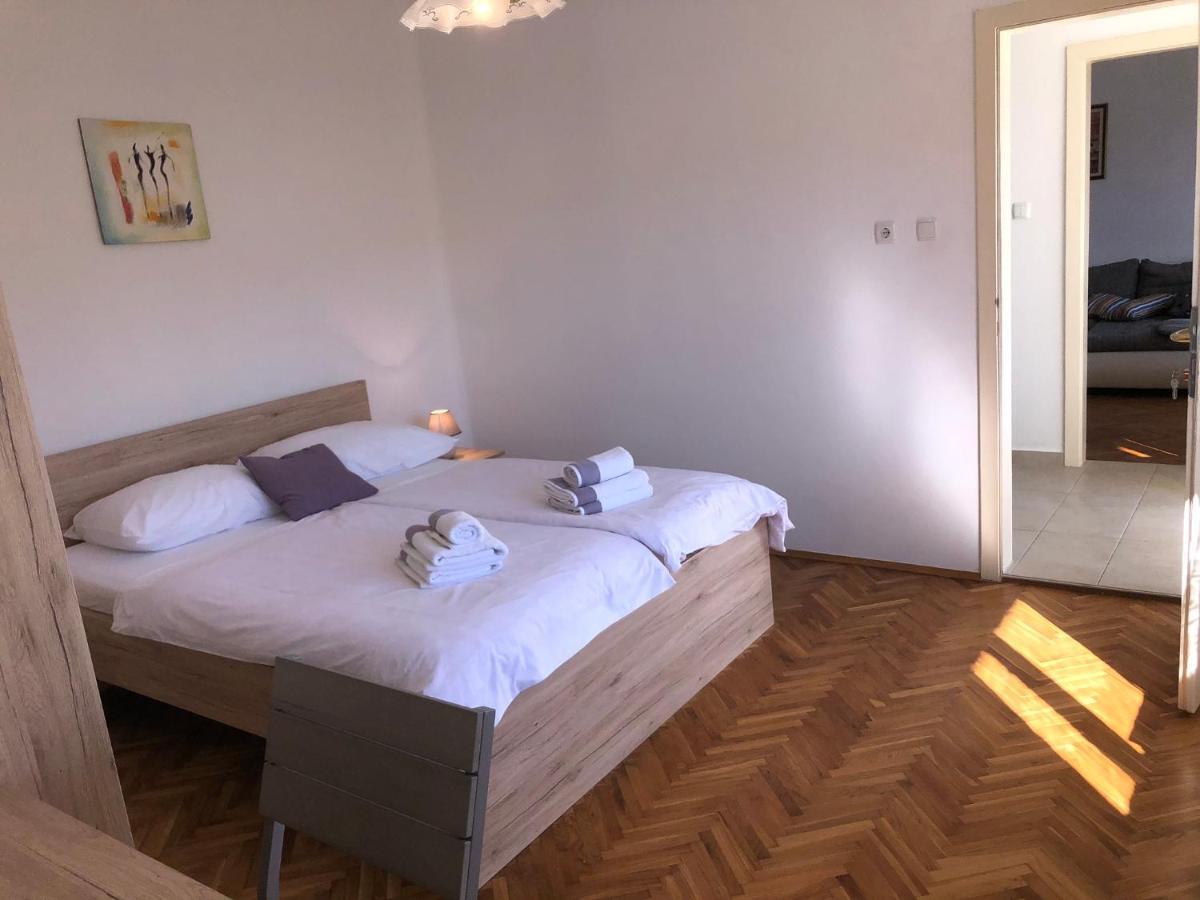 Apartments Mikelic Kampor Eksteriør bilde
