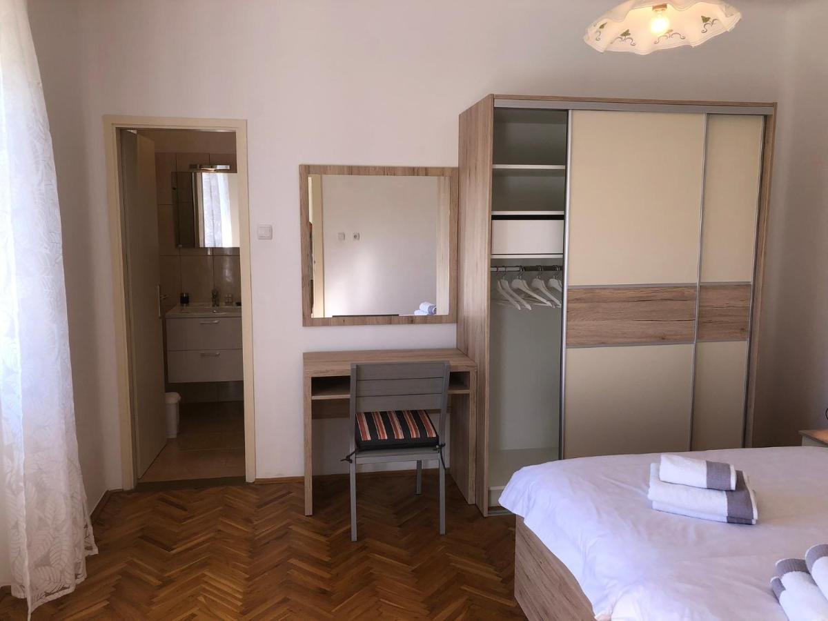 Apartments Mikelic Kampor Eksteriør bilde