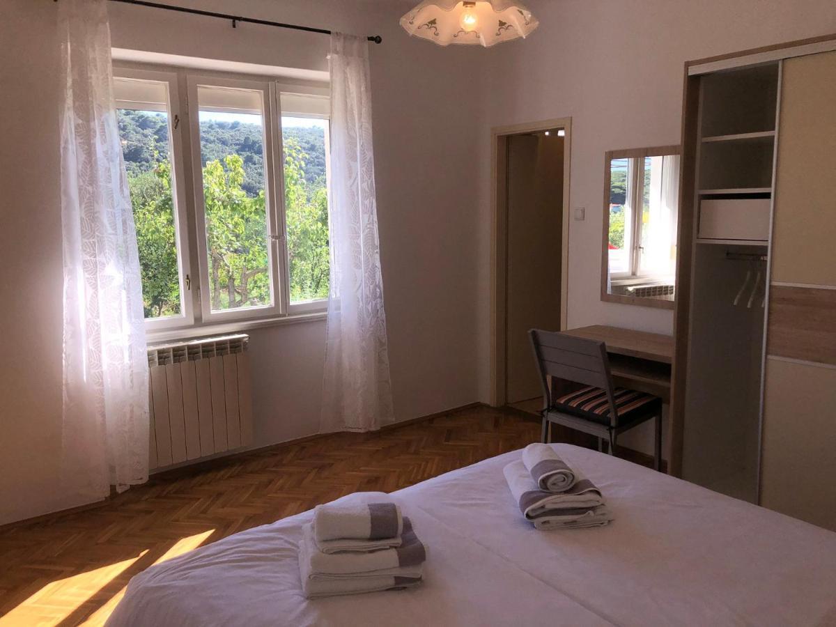Apartments Mikelic Kampor Eksteriør bilde