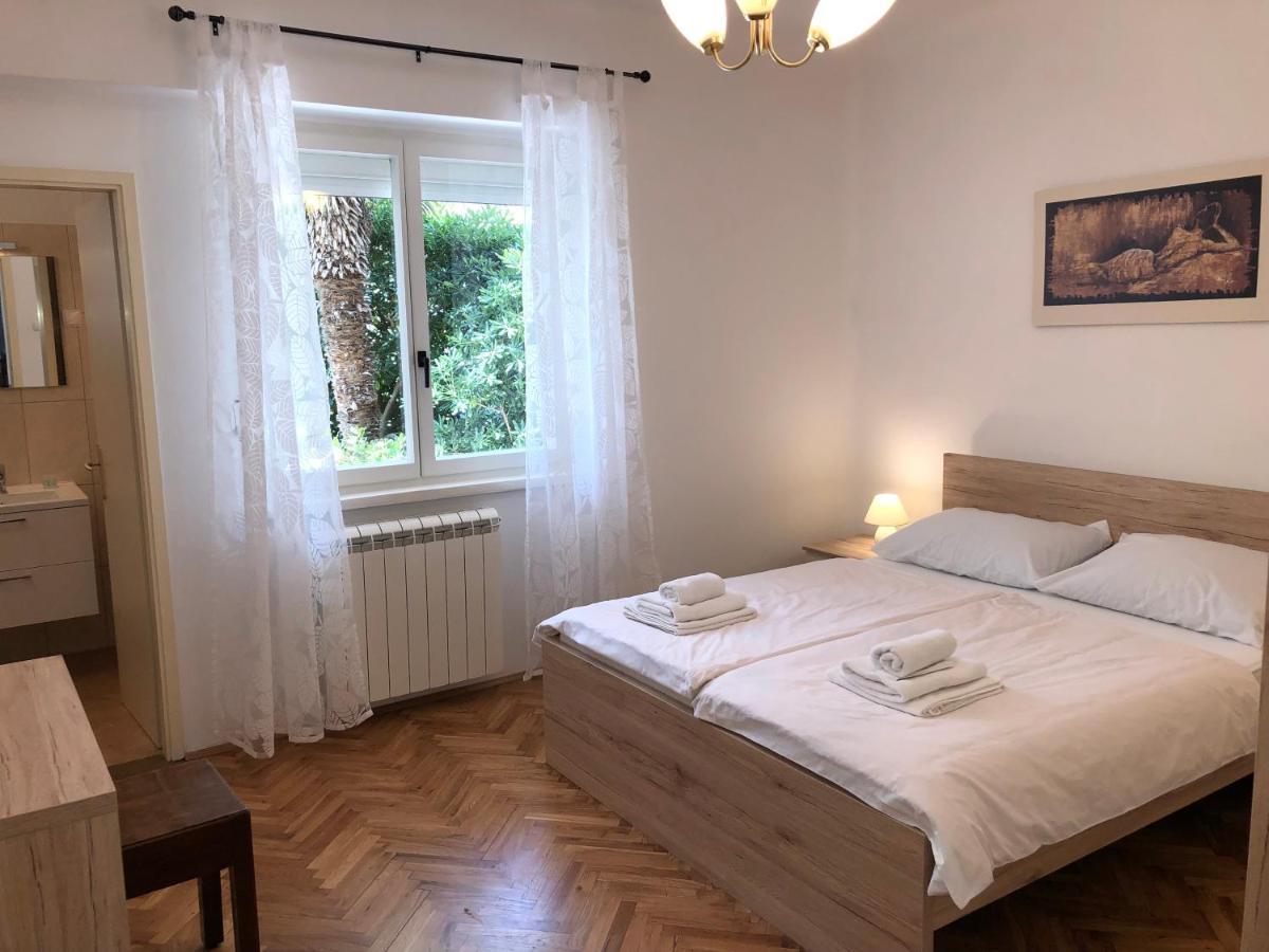 Apartments Mikelic Kampor Eksteriør bilde