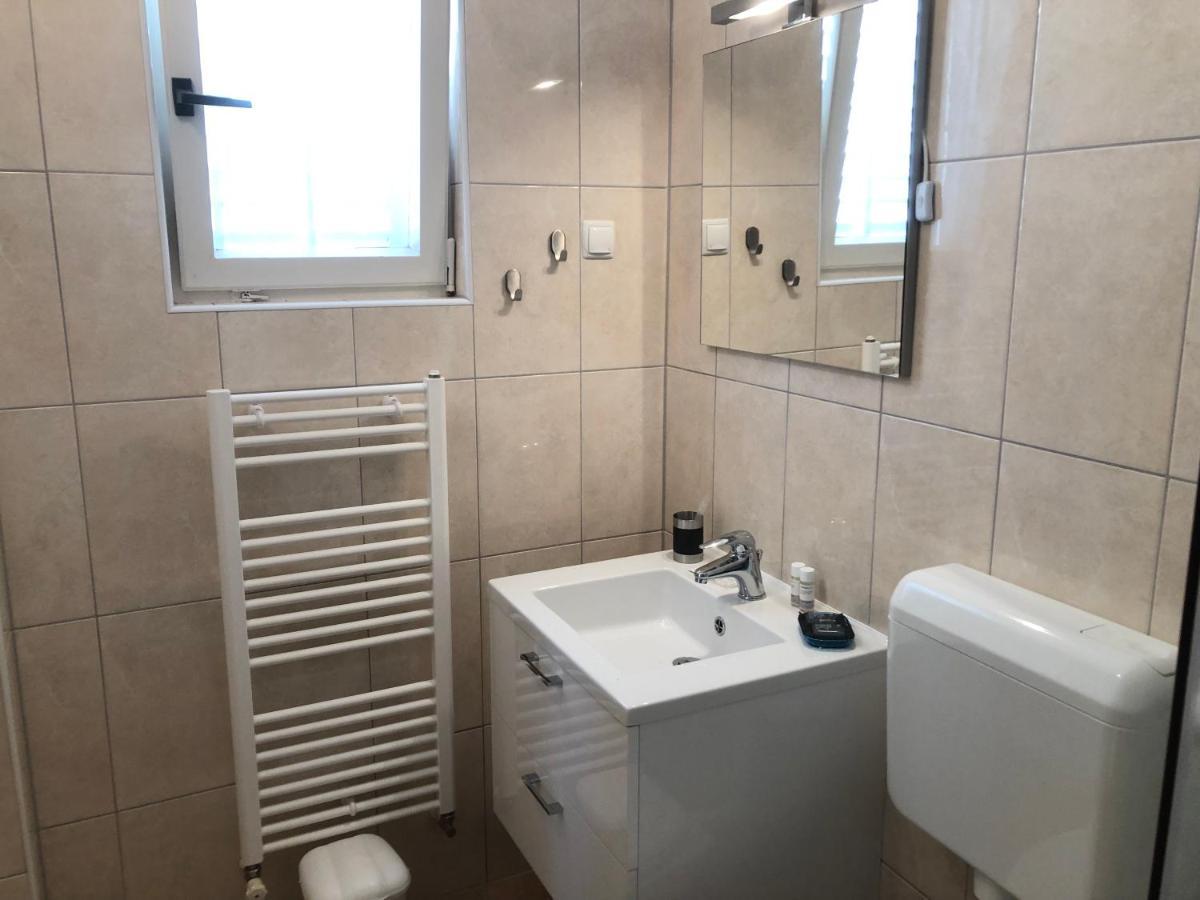 Apartments Mikelic Kampor Eksteriør bilde