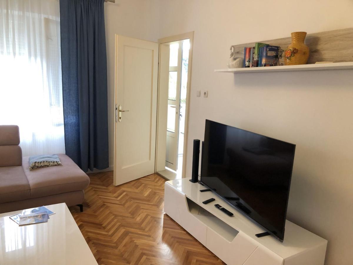 Apartments Mikelic Kampor Eksteriør bilde
