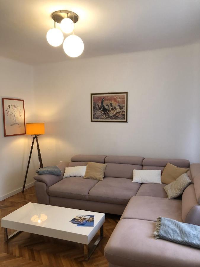 Apartments Mikelic Kampor Eksteriør bilde